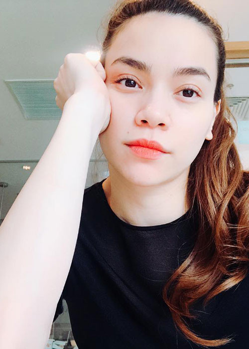 Nữ ca sĩ sở hữu đôi lông mày sắc nét khi không trang điểm.