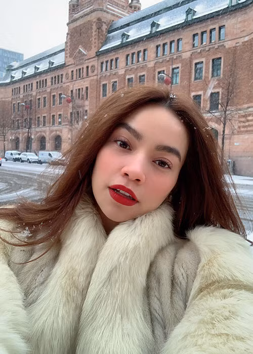 Gương mặt mộc của Hà Hồ đẹp không tỳ vết, chả trách khi thêm lớp trang điểm, nữ ca sĩ lại càng xinh đẹp.