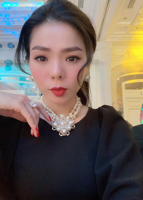 Lệ Quyên vốn luôn xuất hiện với gương mặt được trang điểm kỹ lưỡng mỗi khi đi hát, dự sự kiện. Xem video "Hà Hồ nói gì khi bị nói hết thời, ế show". Nguồn Youtube/vtc