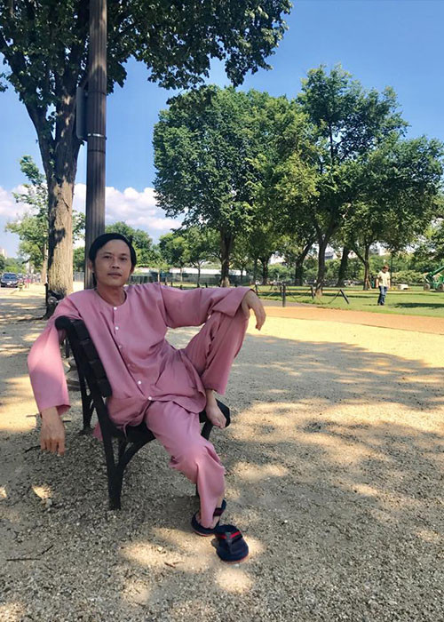 Đi du lịch, Hoài Linh vẫn chọn phong cách giản dị thường thấy.