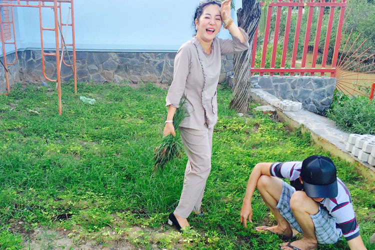 Khi rảnh rỗi, Hoài Linh tự tay chăm sóc nhà thờ Tổ nghiệp như trồng rau, chăm bón cây cối trong khuôn viên.