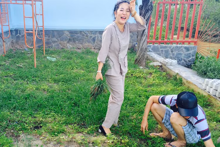 Khi rảnh rỗi, Hoài Linh tự tay chăm sóc nhà thờ Tổ nghiệp như trồng rau, chăm bón cây cối trong khuôn viên.