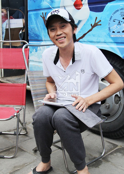 Thay vì mặc đồ hiệu, Hoài Linh thường chọn trang phục áo bà ba, áo phông, chân mang dép tông. Ảnh: Yan