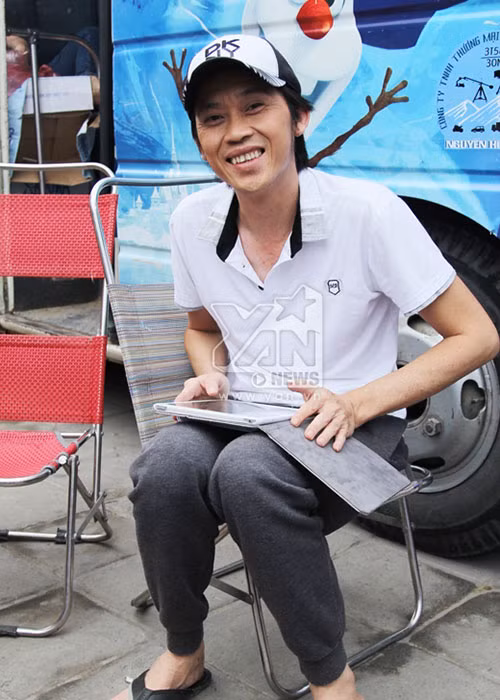 Thay vì mặc đồ hiệu, Hoài Linh thường chọn trang phục áo bà ba, áo phông, chân mang dép tông. Ảnh: Yan