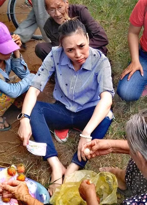 Ngoài danh hài Hoài Linh, ca sĩ Mỹ Tâm cũng là nghệ sĩ bình dân nhất nhì của Vbiz dù sở hữu khối tài sản khổng lồ. Khi đi từ thiện, cô luôn mặc giản dị, thân thiện với mọi người. Thậm chí, trong một lần đi từ thiện, Mỹ Tâm không ngại ngồi bên vệ đường nói chuyện cùng các cụ già. Ảnh: Yan