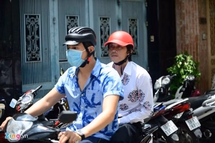 Hình ảnh Hoài Linh giản dị đi xe máy không quá xa lạ với fan. Được biết, anh còn có những sở thích dân dã như câu cá, nuôi chim, gà, chó, thỏ, nhím… tại nhà thay vì đến những nơi sang trọng để thư giãn. Ảnh: Zing