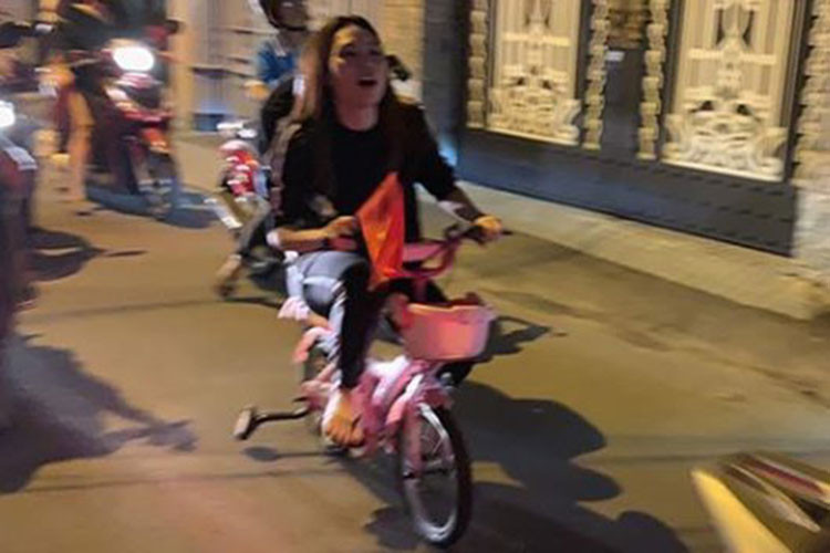 Cô thoải mái xuất hiện trên đường phố với hình ảnh chân đi dép tông, đạp xe đạp.