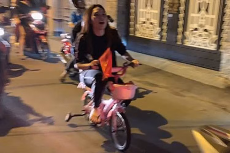 Cô thoải mái xuất hiện trên đường phố với hình ảnh chân đi dép tông, đạp xe đạp.