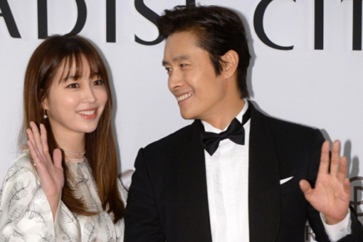 Ngay sau khi kết hôn, Lee Byung Hun vướng scandal ngoại tình. Về phía Lee Min Jung, cô chọn tha thứ cho chồng. Ảnh: Chosun