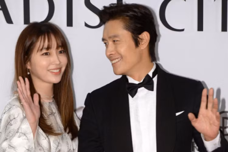 Ngay sau khi kết hôn, Lee Byung Hun vướng scandal ngoại tình. Về phía Lee Min Jung, cô chọn tha thứ cho chồng. Ảnh: Chosun