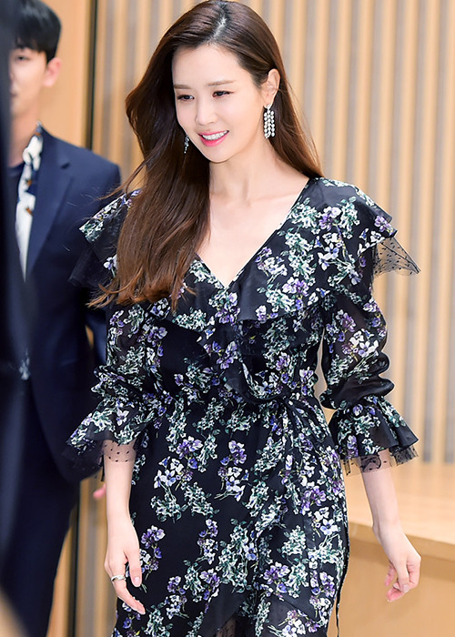  Mỹ nhân xứ Hàn bày tỏ cảm giác "đau tim" khi xem loạt sút luân lưu cân não. Ảnh: Xsportnews