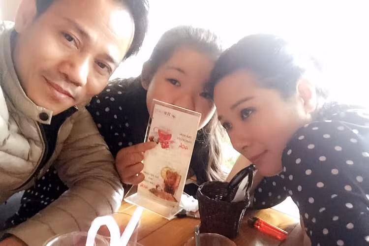 Chế Phong hết mực yêu quý hai con gái riêng của Thanh Thanh Hiền. Ngược lại, nữ nghệ sĩ cũng rất quý 3 người con riêng của chồng.