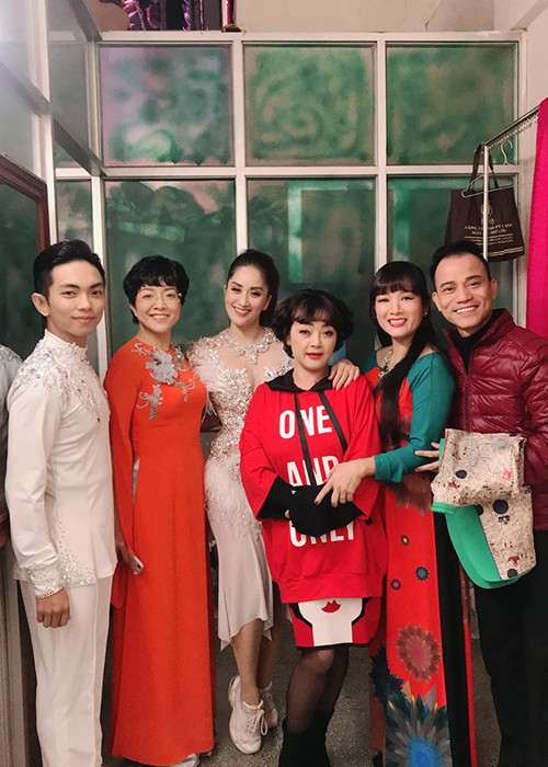 Nữ nghệ sĩ vẫn thường xuyên được ông xã tháp tùng đi diễn.