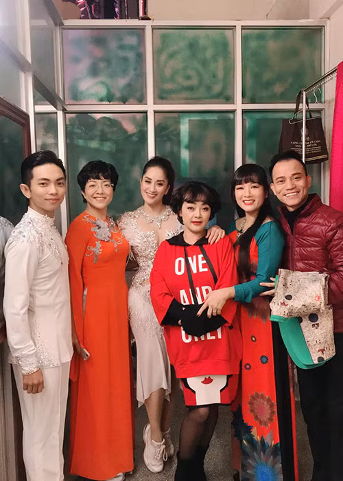 Nữ nghệ sĩ vẫn thường xuyên được ông xã tháp tùng đi diễn.