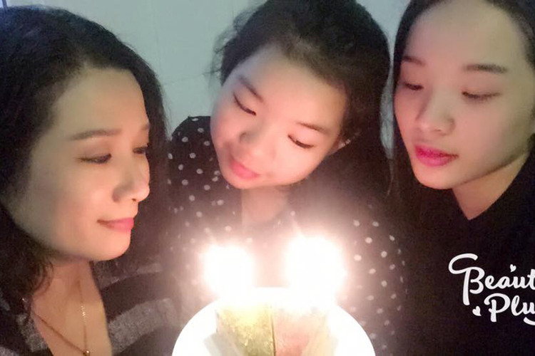 Thái Phương (ở giữa) say mê hát xẩm từ năm 5 tuổi còn Tú Linh lại muốn trở thành doanh nhân nên đang theo học ngành IT ở Mỹ.