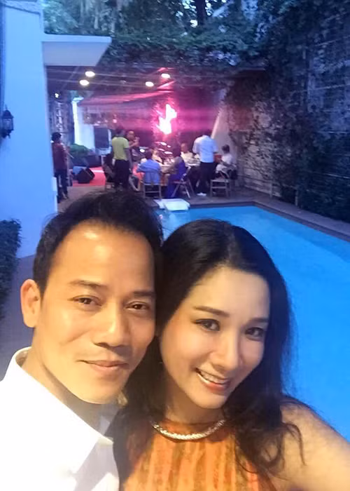 4 năm sau đám cưới, tình cảm của cặp đôi lệch tuổi vẫn mặn nồng.