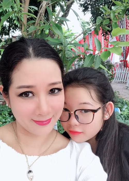 Ở cuộc hôn nhân đầu tiên, Thanh Hiền có hai cô con gái tên Tú Linh và Thái Phương.