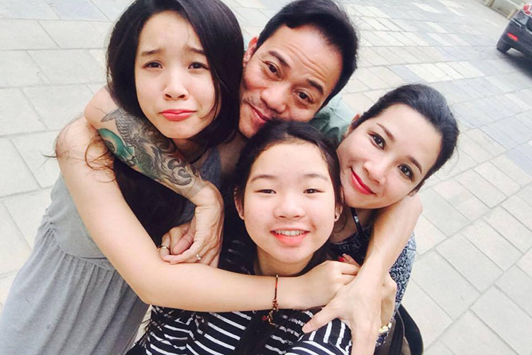 Sau khi kết hôn với Thanh Thanh Hiền, Chế Phong tập trung cho công việc phối bài, thu thanh cho bà xã thay vì đi hát.