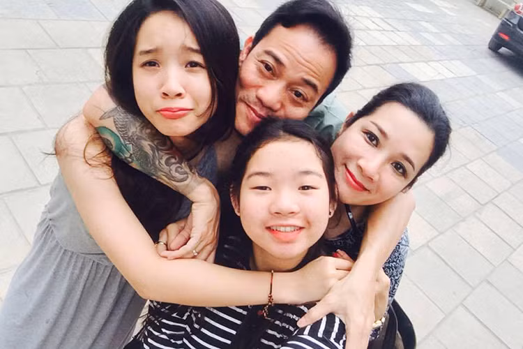 Sau khi kết hôn với Thanh Thanh Hiền, Chế Phong tập trung cho công việc phối bài, thu thanh cho bà xã thay vì đi hát.