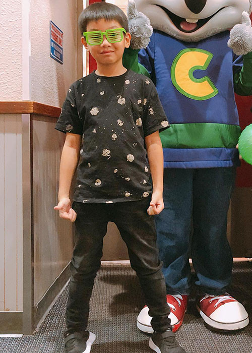 Quý tử nhà Hồ Ngọc Hà được mẹ lựa chọn trang phục phù hợp nên trông lớn bổng và khá chững chạc.