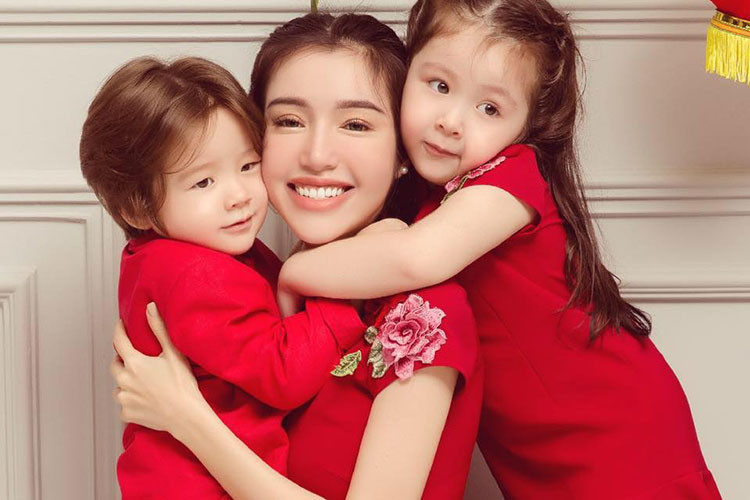 Bé Mộc Trà xinh xắn hơn còn bé Túc Mạch bụ bẫm hơn. Ngoài vẻ đáng yêu, cả hai còn khiến Elly Trần tự hào vì biết vâng lời bố mẹ.