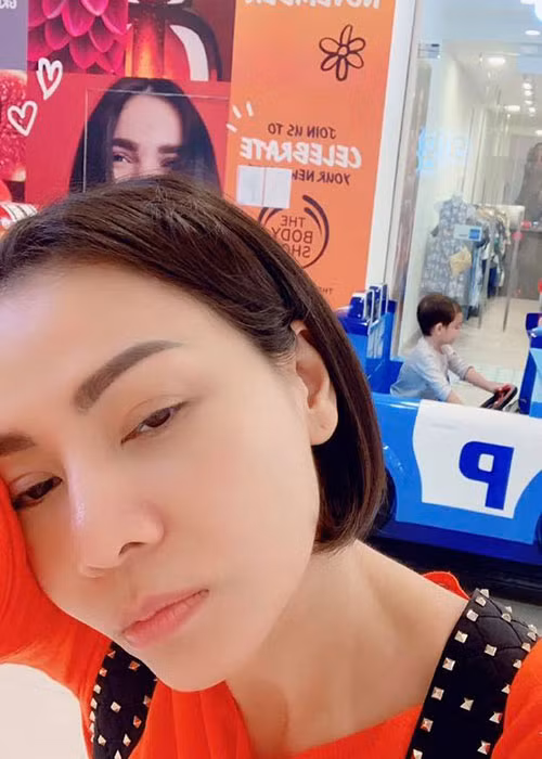 Không lộ diện hoàn toàn, quý tử lai Tây của Thu Minh và doanh nhân người Hà Lan lại càng được truyền thông và khán giả săn đón.