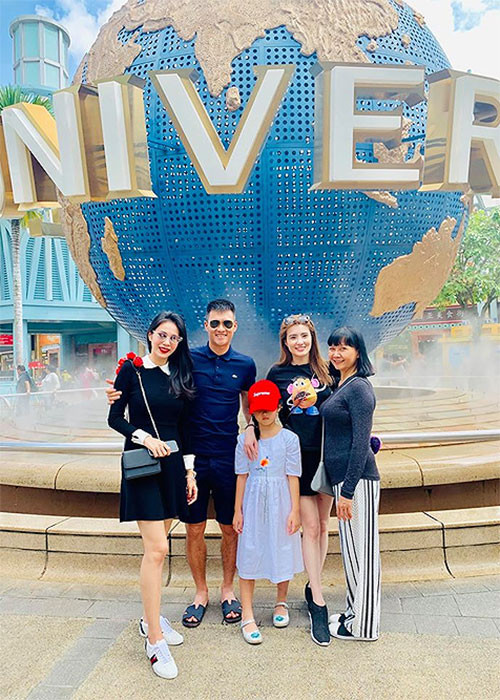 Bé Bánh Gạo dù đã lớn nhưng vẫn được bố mẹ cưng chiều hết mực. Cũng như bao ông bố bà mẹ, vợ chồng Thủy Tiên luôn coi con gái là thiên thần bé bỏng.