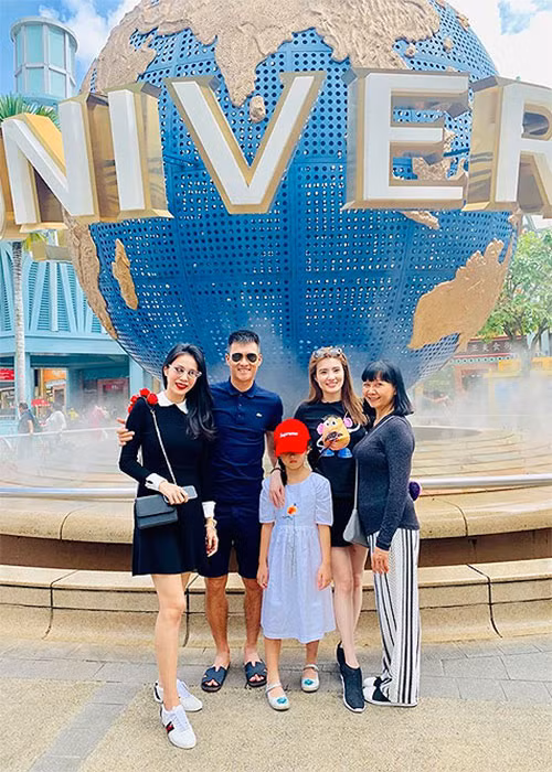 Bé Bánh Gạo dù đã lớn nhưng vẫn được bố mẹ cưng chiều hết mực. Cũng như bao ông bố bà mẹ, vợ chồng Thủy Tiên luôn coi con gái là thiên thần bé bỏng.