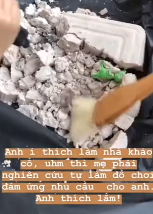 Người đẹp cũng tự làm đồ chơi để đáp ứng sở thích làm nhà khảo cổ của con trai.