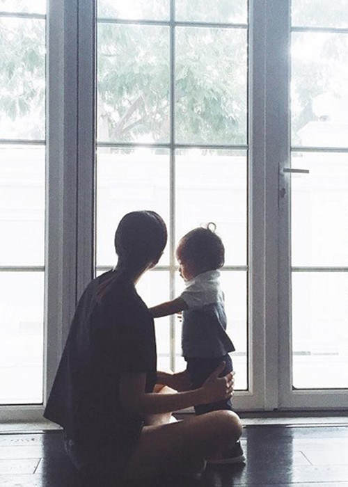 Dường như Hà Tăng không muốn bỏ lỡ bất kì khoảnh khắc nào của con trong những năm tháng đầu đời.