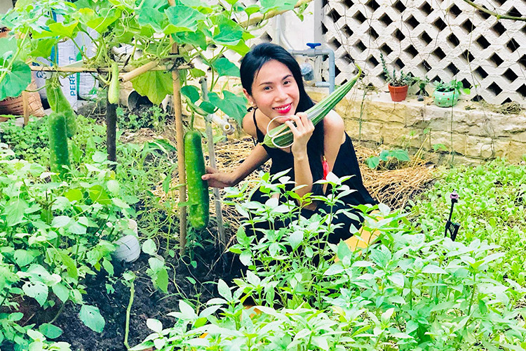 Lộng lẫy trên sân khấu nhưng ngoài đời, Thủy Tiên lại ăn mặc khá giản dị.