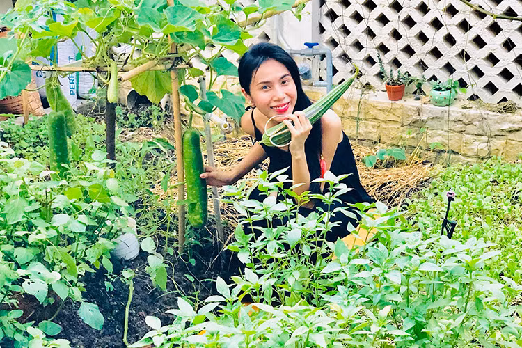 Lộng lẫy trên sân khấu nhưng ngoài đời, Thủy Tiên lại ăn mặc khá giản dị.