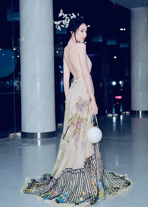 Sau khi lấy chồng, sinh con, Thủy Tiên ngày càng đẹp mặn mà.