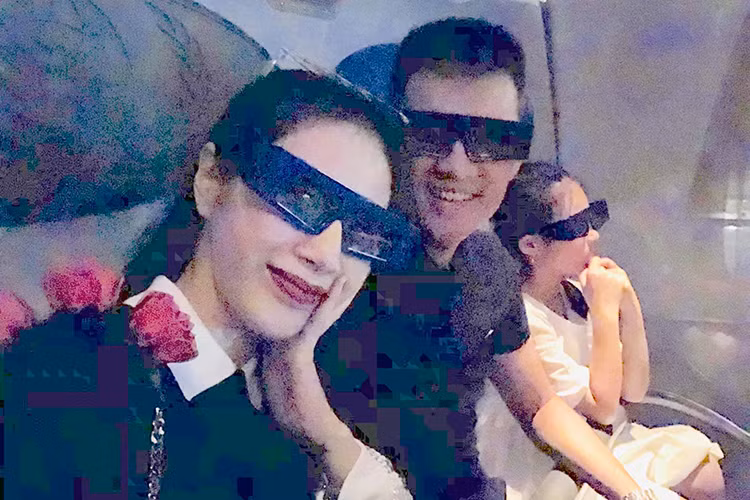 Vợ chồng Công Vinh - Thủy Tiên đã chủ động khoe hình ảnh mới nhất của con gái đến công chúng.