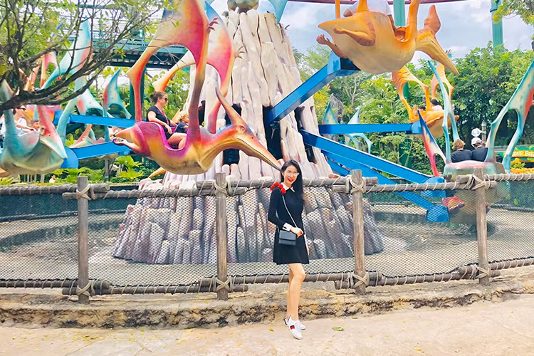 Nữ ca sĩ khoe vóc dáng thon gọn dù đã qua một lần sinh nở.