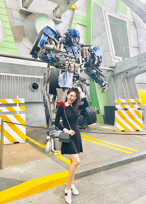 Thủy Tiên cùng ông xã đã đưa cô công chúa của mình đi chơi ở Singapore.