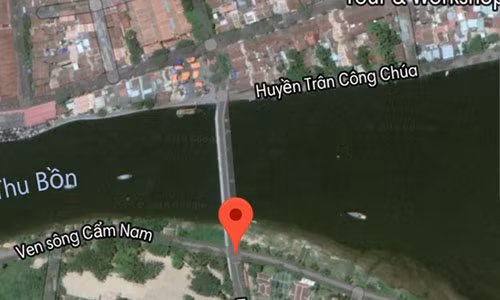 O to lao xuong song, 3 nguoi trong gia dinh mat tich