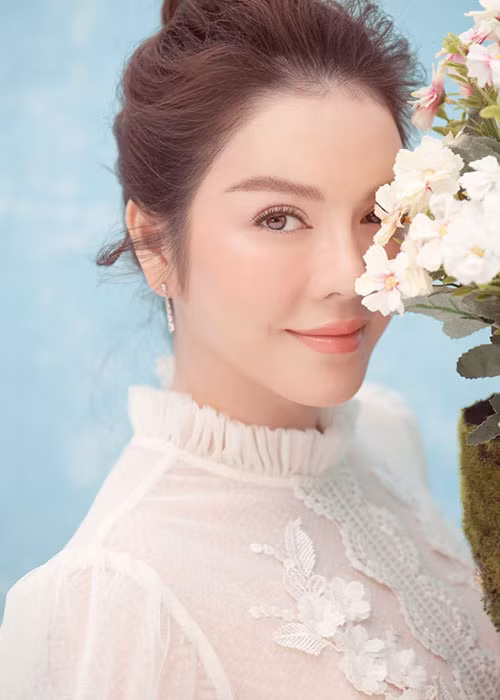 Ngoài nói chuyện đám cưới, Lý Nhã Kỳ còn tung bộ ảnh trong trang phục gợi cảm và tạo dáng bên đàn lợn con. Ảnh: Người tiêu dùng