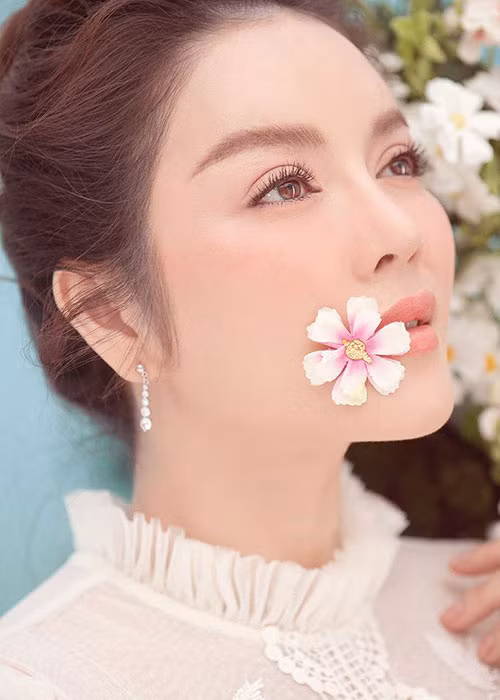 Khi được hỏi về việc lên xe hoa, mới đây, nữ diễn viên Lý Nhã Kỳ úp mở: "Câu trả lời sẽ có trong năm nay. Các bạn hãy chờ Kỳ nhé". Ảnh: Người tiêu dùng