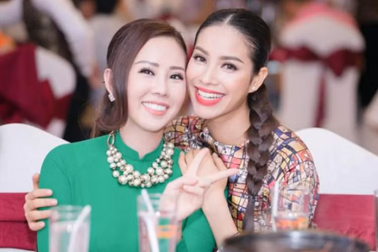 Phạm Hương và Thu Hoài hiện không còn thân thiết như trước, thậm chí bị cho là đã cạch mặt nhau. Ảnh: Ngôi sao