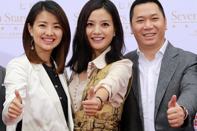 Cụ thể, năm 2017, Triệu Vy và chồng bị phạt hành chính hơn 2 tỷ đồng và bị cấm tham gia thị trường chứng khoán trong 5 năm vì các sai phạm trong việc chuyển nhượng cổ phần.