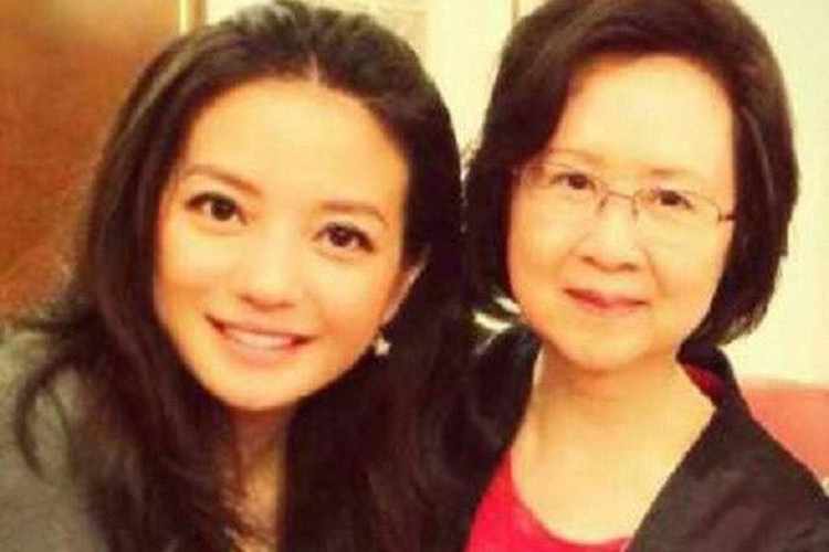 Năm 1999 khi mới nổi lên, Triệu Vy từng bị chỉ trích vì phá hợp đồng với nữ văn sĩ Quỳnh Dao - người nâng đỡ Triệu Vy trong “Hoàn châu cách cách”. Ảnh: Tiền Phong