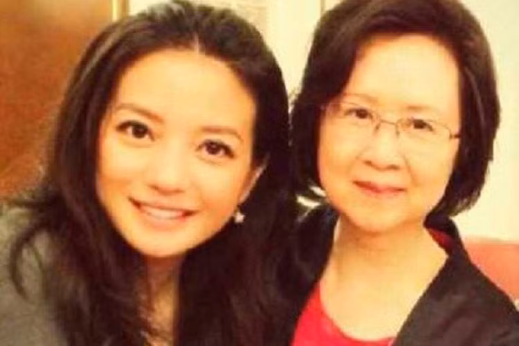 Năm 1999 khi mới nổi lên, Triệu Vy từng bị chỉ trích vì phá hợp đồng với nữ văn sĩ Quỳnh Dao - người nâng đỡ Triệu Vy trong “Hoàn châu cách cách”. Ảnh: Tiền Phong