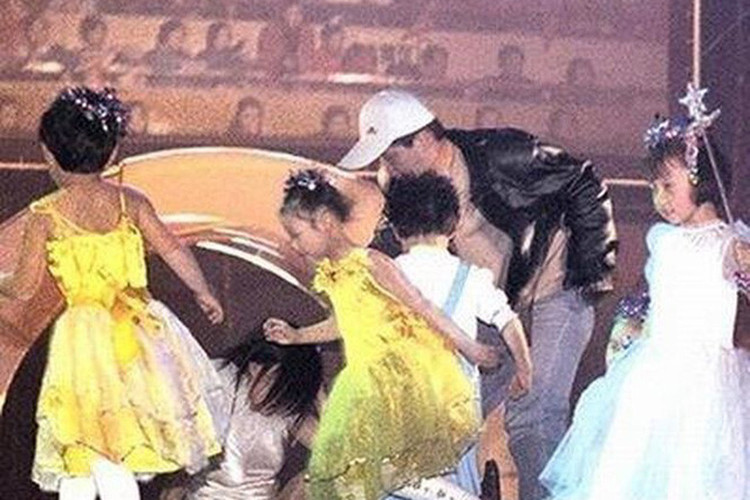 Bị dư luận xứ Trung kêu gọi tẩy chay, Triệu Vy công khai xin lỗi vì sự cố trang phục. Tuy nhiên, sự nghiệp của cô vẫn xuống dốc không phanh từ năm 2001 -2003. Ảnh: Tiền Phong