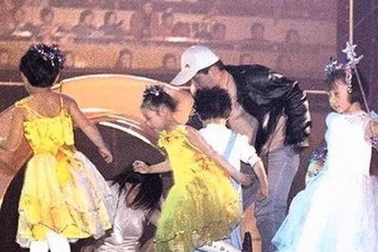 Bị dư luận xứ Trung kêu gọi tẩy chay, Triệu Vy công khai xin lỗi vì sự cố trang phục. Tuy nhiên, sự nghiệp của cô vẫn xuống dốc không phanh từ năm 2001 -2003. Ảnh: Tiền Phong