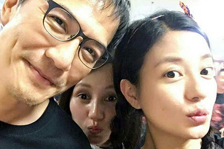 Triệu Vy cũng từng chỉ trích khi để Đới Lập Nhẫn - người bị khán giả Trung Quốc ghét bỏ vì quan điểm chính trị khác biệt - đóng phim do Triệu Vy làm đạo diễn.