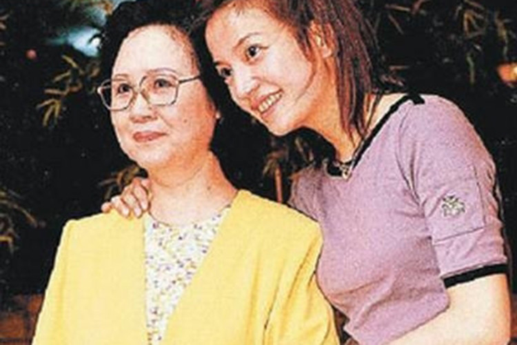 Trước áp lực của dư luận vì ồn ào “ăn cháo đá bát”, Triệu Vy đã viết thư tạ lỗi: “Xin tha lỗi cho hành vi vô tâm của 1 người trẻ tuổi, non dạ”. Ảnh: Yan