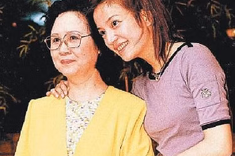 Trước áp lực của dư luận vì ồn ào “ăn cháo đá bát”, Triệu Vy đã viết thư tạ lỗi: “Xin tha lỗi cho hành vi vô tâm của 1 người trẻ tuổi, non dạ”. Ảnh: Yan