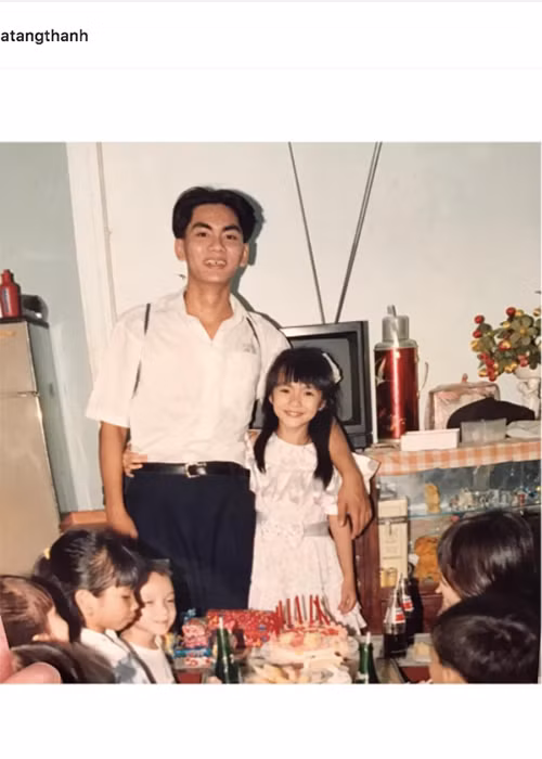 Từ khi lên 10 tuổi, Hà Tăng đã phải phụ mẹ bán nước mía ven đường. Ảnh: FBNV