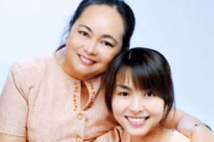 Sau này, Hà Tăng vụt sáng nhờ vai diễn trong bộ phim "Bỗng dưng muốn khóc". Trong ảnh, nàng ngọc nữ màn ảnh Việt tươi rói bên mẹ hồi mới nổi tiếng. Ảnh: Ngôi sao